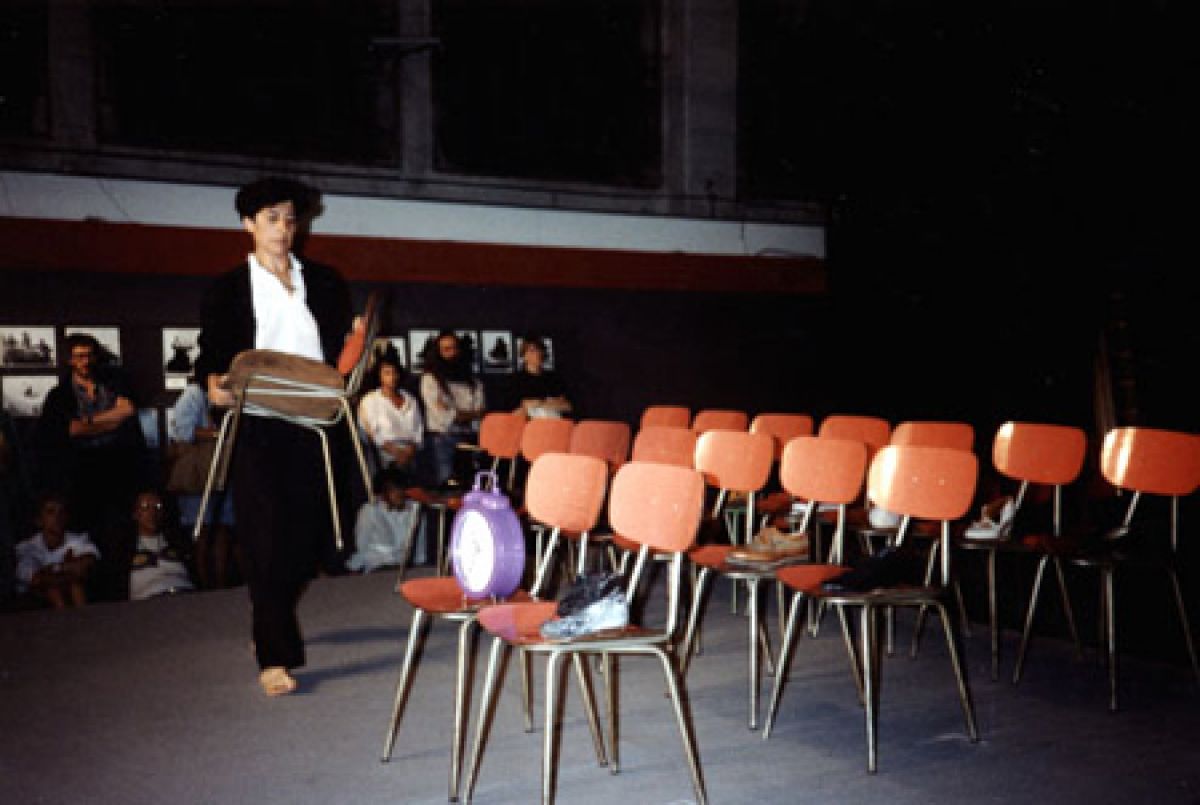 1989 Performance para 34 zapatos y otras tantas sillas y un reloj (65)